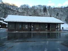 待合所兼観光案内所。荷物を預けるロッカーもありました。