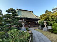 続いて海の公園へ向かう前に，いつも綺麗に整えられている龍華寺へ。夏は花が少ないものの，貴重な白百合が咲く。どこに咲いているか分かりますか？左手に1輪写ってます。
