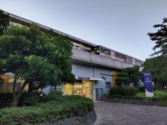 海の公園に3駅ある金沢シーサイドラインの駅のひとつ，真ん中の「海の公園柴口駅」を経由。
2種類ある特別塗装の編成が到着。小さな車両だ。