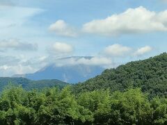 　米原駅を過ぎて暫くすると、日本百名山の伊吹山が見えて来ました。３年前に登っているので、私にとっては感慨のあるランドマークです。