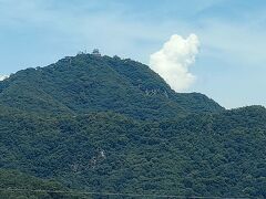 　岐阜駅に到着すると、北の方向にある金華山の頂上に建てられている岐阜城が見えます。