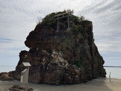 稲佐の浜に寄りました。「弁天島」にある海の神様の小さな祠。こちらの海岸の砂を出雲大社の砂と交換するのが作法だそうです。