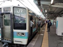 　松本駅発5:56のJR大糸線電車に乗り、白馬駅に向かいます。
