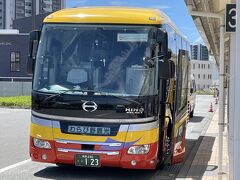 長野駅改札口を出るとトラピックスの旗を持った若い女性が待っていて、20人ほど集まったらバスへ移動しました。添乗員さんがいると「降りる前にお手洗いをおすませください」と指示されるのですが、今回はそのような指示もなく、皆さん降りた後に行くため、全員が揃うまで10分以上かかりました。
11時45分過ぎに長野駅を出発。