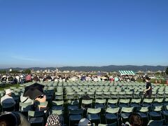 18時前、B会場、信濃川西側の団体用イス席に到着。
私たちの座席はちょうど前が通路で広々していて良かったです。花火自体は上なので、どの席からでもよく見えます。
私たちの前はHIS,後ろはクリスタルハートのツアーの席でした。