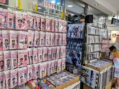 地下鉄で再び明洞の地下ショッピング街へ。K-POPグッズを心ゆくまで堪能する長男。
明洞は今回ここしか行ってない(^_^;)
