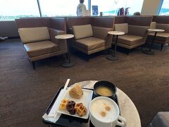 伊丹空港のANAラウンジでおにぎりとワッフルをいただきました。