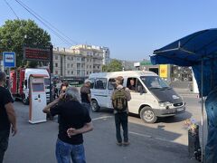 9:10
イサニバスターミナル(テラヴィまで12ラリ)

その情報を入手したのはトビリシ行きのバスを待っている時
ロシアの方から写真やスケッチを見せて貰って魅了されちゃった
湖にコーカサスの山々がまるで鏡に映ったように反射していて神々しかったです
「見てみたい」