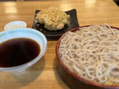 平日11時過ぎ、オープン直後にほぼ満席。
人気ありますね。

この日も暑い！
かき揚げつけ天そばにしました。
