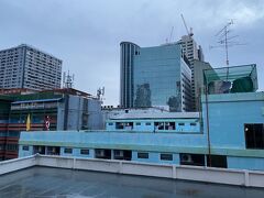 パヤータイ駅に到着して外を見ていたら曇っていて、かつ外は雨模様・・・。