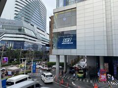 今回の旅程では、ワットポーとワットプラケオに行こうと計画していました。そのため、電車だとMRT沿いに宿泊した方がアクセス的に楽かなと考えまして、初日だけアソーク駅近くにあるホテルを選択しました。
なお、この時はまだ朝7時前ということもありましてターミナル21も閉まっています。
