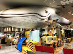 フードコートにやってきました。天井には大きなクジラが泳いでいます。