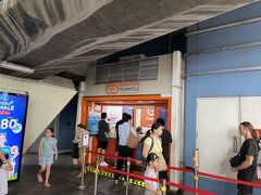 気を取り直して、いざ外出です。天気予報を見たのですがこの日は1日中雨模様。とはいえ、降ったり止んだりが続いている感じです。アソーク駅に良心的な両替所がありましたので、こちらにて両替しました。