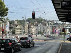 「ルツェルン駅」のバス停。ここから半日観光スタートです。