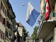 次に坂道を登って、「ムーゼック城壁」へ行ってみます。

スイス国旗と共に、ルツェルン州のカントンの旗（白と青）もあちこちに飾られてます。