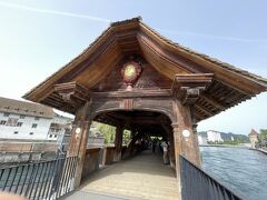 「シュプロイヤー橋」

屋根付きの木橋。1408年完成。のち1566年に再建。

よくもまあ、こんな流れの早いところに橋をかけたものです。確かに船では流れが急すぎて、渡れないですね。

しかもこの橋は要塞の一部としても役割もあるし、水力を利用した小麦の製粉所もあるとはさすが。
