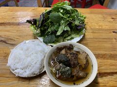 注文するとたちまち出てきます。
葉っぱと麺は注文前から持ってきていました。。

ブン・チャーはハノイ名物で、米の麺ブンを調味料ヌックマムのタレにつけて食べるもの。
やや甘くてぼんやりした味のスープは、来たそばからぬるいので急速に冷めていきます。
麺はゆで置きしていると思われのびています。
葉っぱは活きがよく香りがとても良いので、麺と合わせて食べると急においしくなります。

まずくはないので食べられます。
食ったらさっさと出ましょう。

ブン・チャー・ダック・キム
VND 70,000