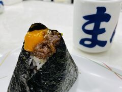 8/3（土）
前から気になっていた新宿のおにぎり屋さんへ。
大塚のぼんごは多分めちゃくちゃ混んでいると思うので、こちらに来てみました。
10時半オープンで10:20ぐらいに到着。
すでに待ちの列ができていて1巡目に入れず、30分くらい待ちました。
人気メニューの黄身の醤油漬けと肉そぼろをいただきました。
美味しかったー。
