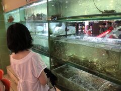 夕飯は有名な WelcomeSeafood へ。
ツウは「この魚を塩胡椒で」とか生簀前で注文するようですが。
素人で弱気な我々はメニュー板を指差して注文します。
世の中、何とかなるように出来てます。
