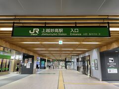 駅のお土産物屋さんは大賑わい。
