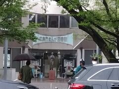 まんが図書館に入ったあたりで豪雨が。
BBQやってた人もあわてて車に戻っていました。
しばらく雨宿り。