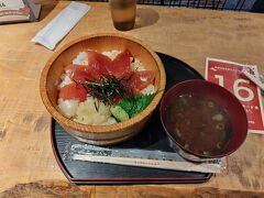 参道にある鈴木水産で手ごね寿司。