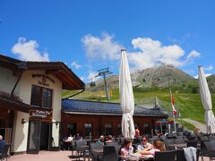 しばし、こちらのカフェ（ビュッフェ バー スネガ）で休憩しましょう