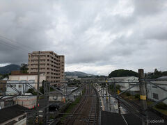 基山駅に戻ってきました。
博多方面を見ながら1枚。天気は相変わらず悪いですね・・・。でもまぁ、こういう雰囲気も好きだったりします。
後から写真を見返すと、こういう方が印象に残ってる・・・。