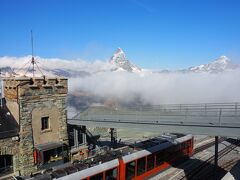 この雲に邪魔されて麓では見えなかったのね。