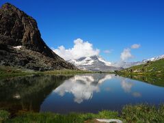 リュッフェルーゼに戻ると、雲がトンガリコーンを隠しています。
しばし雲切れを待ちますが(-_-;)
そして波紋が・・・
この波紋ですが泥沼状態のところで足を入れた男の子。
最初それをわからずツアーの方に注意されてしょんぼり。
皆さん状況がわかり納得して同情。ちょっとかわいそうだったね。

↓昨年はこちら。