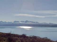 4日目はマウントクックのハーミテージからゆっくり10:30の出発し、クイーンズタウンへ向かう。このように余裕があると体調管理しやすくありがたい。写真はおそらくプカキ湖。