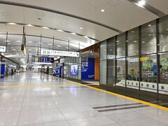 　　　　19:10    品川駅　新幹線改札内
　　　　　　　　
            友人のアドバイスで帰りは品川駅で乗り換え
　　　　東京駅と比べると通路も空いているので移動も楽々

　　昨日、総武線が見つけられず四苦八苦した事を呟くと
　　東京より品川の方が断然わかりやすいと教えてもらったのでした
　　　　
      
　　　　
　　　　
　　　　