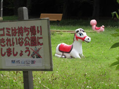 白馬が たたずむ 郡山市「開成山公園」
　