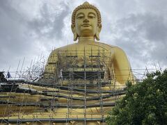 仏像は修理中のようで足場に囲まれていました。
歩いている人は少なかったのに、寺院は観光客大勢！