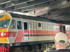 パヤタイ駅まで空港線に乗って移動します。
ローカル鉄道が珍しくて鉄子のように写真を撮ってしまいました。
