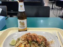 フードコートで最後の晩餐です。
パッタイ85バーツとビール129バーツ。
ビールが高いなー
ちなみに、フードコートではアルコールが買える時間帯が決められているようです。
夕方は１７時以降。