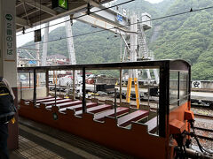 オープン車両をまず通過。
雨だとこれはツライ。みなリラックス車両のチケットを買っていた。