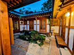 帰国の日、午前5時10分、寝坊することもなく宿をチェックアウトできました。寝過ごすのではといつも緊張してます。
韓屋をリニューアルしたこの宿とてもよかった。ホストもいい人だった。彼の作る朝食は美味しかった。真面目にホスティングしている人に当たってよかった。
韓屋の中庭のあるこの造りすごく好きです。
私も自分好みの家をつくって旅行者に貸し出してみたい(*´艸｀*)
