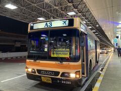約２０分で空港到着。
インドラスクエア前のバス停からだと、すぐ高速に乗ってしまうので渋滞もなく、案外早く着きます。
福岡行きは23:55発。
楽な格好に着替えて顔を洗ったり歯を磨いたり、深夜便に備えて支度をします。
