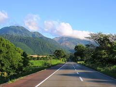 くじゅう連山の標高1,745mの三俣山（左側）や九重町《ここのえまち》の最高峰、標高1,762mの星生山《ほっしょうざん》（右側）も綺麗に見えています。