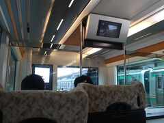 席空いてる！と思いよく調べずなんとなく窓側の席を取ったところ、前から2列目でした！
前面展望も少し楽しめそうな席。