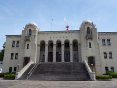 市役所前停留所で降車すると、すぐ近くに豊橋市公会堂が建っています。
豊橋市公会堂は、昭和6年に建てられたロマネスク様式の鉄筋コンクリート製で、正面には大階段を設け、半円アーチの屋根を備えた独特な外観の建物です。
現在もなお講演会や舞踏会等の数々のイベントで利用されているそうです。