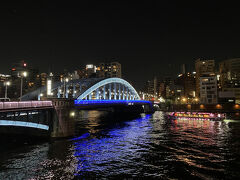 隅田川に出てきました。
駒形橋がライトアップされています。