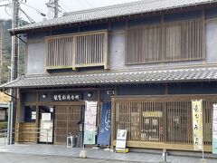 観光船案内所、鵜飼いシーズンの夜は人出いっぱいでした。売り場のういろうが美味しそうでした。