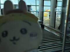 無事、シンガポール：チャンギ空港に到着。降りた後に乗ってきた飛行機を撮ろうとしても色々と邪魔が入ったりするので、バス移動中や乗る直前に撮ろう！

こんな感じで書いてたらめちゃくちゃ長くなったので0日目として切り出すが、当時は毎日ブログ記事を書こうとしていて1日目だけ詳細に記録してて、2日目以降は挫折して書いてないのでこれ以降はもう1年前の話だし覚えてなくてスカスカになる予定。とりあえず過去ツイ見ながら掘り起こしてみるよ。ではでは