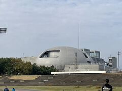 長良川の鵜飼いロードの端に見える国際会議場。卵型のドームが特徴的です。