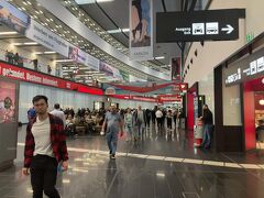 ウィーン空港到着。ウィーンではAIRBNBで予約したKarlsplatz駅近くのアパートへ電車で向かいます。