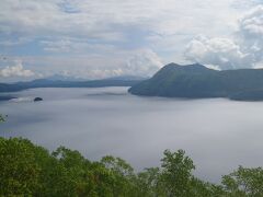 阿寒湖のホテルを出発しまずは摩周湖へ。
朝8時半、雲は相変わらず多かったですが天気は昨日よりも良かったです。
写真では分かりづらいですが湖面に雲海ができていました。
雲海はしばらくしたら徐々に消え、湖面が露わになる箇所もありました。

カムイテラスは整備されておりベンチやリクライニングチェアもありましたが、とにかく虫が多い！
大きな羽蟻のような虫がいっぱい飛んでおり服にもくっついて大変でした。今の季節だけかもしれませんが虫が苦手な方は避けた方が良さそうです。