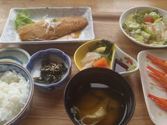 11時半、ネイチャーセンターに戻って昼食です。
既にツアー用の定食が用意されており空いている席に座ってすぐに食べ始めます。
旅のしおりには「別海産ジャンボホタテの刺身御膳」と書いてあってけどホタテ刺身御膳か？と思う謎のバランス。結局煮付けを食べきれず残してしまいました。
煮付けを食べるくらいならここの名物ジャンボホタテバーガーを食べたかった！