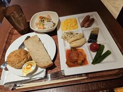 ホテルの朝食ビュッフェを二泊中一回頼みました。
